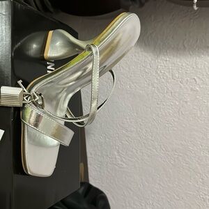 Hi I’m selling these heels they have never been worn they are a 5W for wide